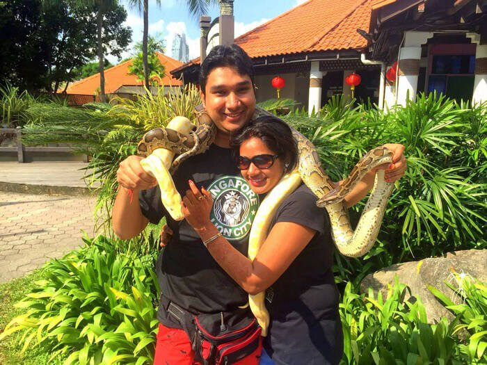 Поставив перед собой все дилеммы, Рэм застал свою будущую жену Кавью врасплох и избавился от всех недоразумений, когда он получил пакет медового месяца в Сингапуре, забронированный через TravelTriangle.  Предполагалось, что это будет медовый месяц без каких-либо проблем, и чтобы это произошло, TravelTriangle покрыл расходы на перелет, проживание, круиз, все билеты и трансферы на общую сумму 140 200 рупий.

 За месяц до нашего брака мы с мужем пытались выяснить место для нашего медового месяца.  Среди всей этой проблемы мой муж удивил меня, когда он сообщил мне о пакете Сингапура, который он забронировал через TravelTriangle.  Я узнал, что все договоренности были сделаны гладко, и моему мужу не пришлось сталкиваться с какими-либо проблемами в процессе бронирования.  Через два месяца после нашей свадьбы мы вылетели в Сингапур, и он оказался местом, где пары могут праздновать совместную жизнь - в круизе или в приключенческих поездках, полных адреналина.