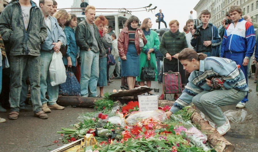 На месте гибели во время августовского путча защитников Белого дома Дмитрия Комаря, Ильи Кричевского, Владимира Усова. Фото: yeltsin.ru