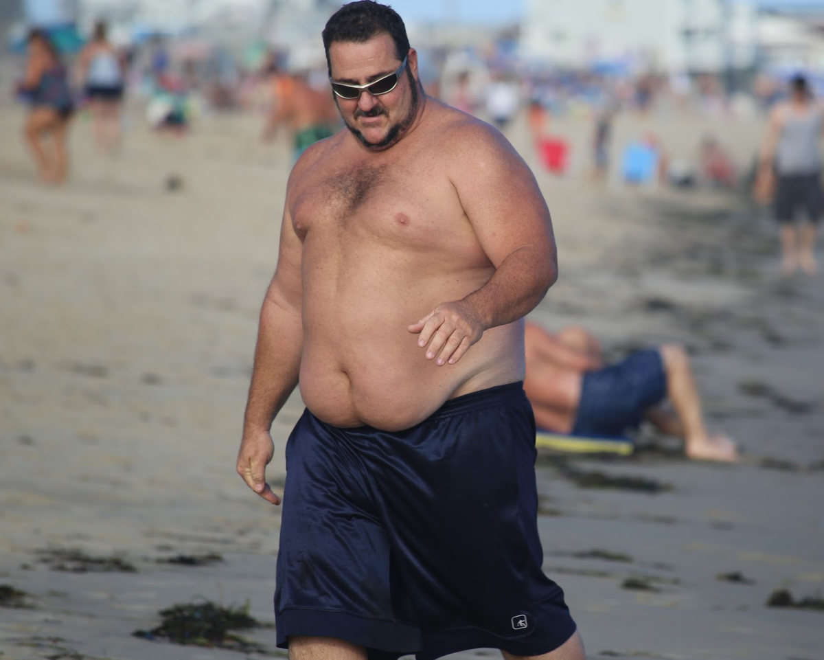 Жирный мужик. Полные мужчины на пляже.