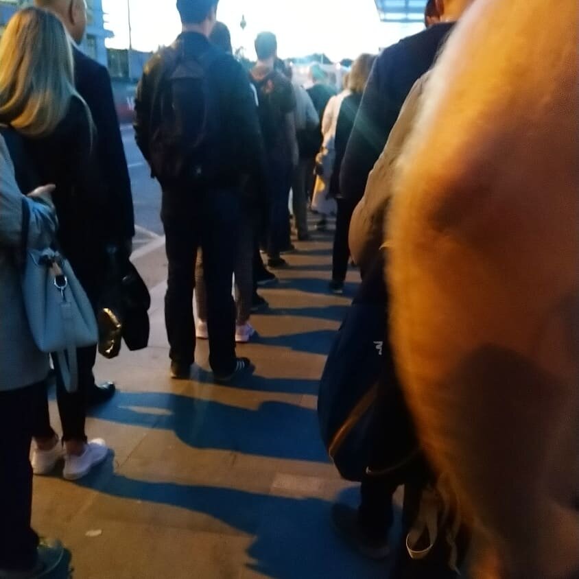Вторая очередь (справа) те, кто хочет ехать без очереди, но согласен ехать стоя. 