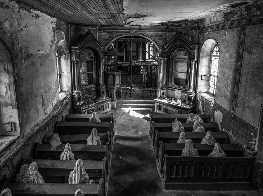 Брошенная церковь с манекенами прихожан, Нидерланды