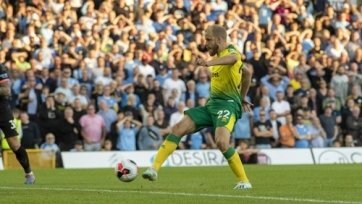 Фото: twitter.com/NorwichCityВ матче 5-го тура английской Премьер-лиги «Норвич» на домашнем стадионе «Карроу Роуд» обыграл «Манчестер Сити» со счетом 3:2. Все три мяча «канарейки» забили в первые 50 минут игры, отличились Маклин, Кэнтуэлл и Пукки.
