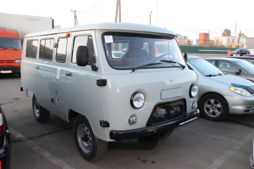 Новый УАЗ-2206 внешне мало чем отличается от УАЗ-452