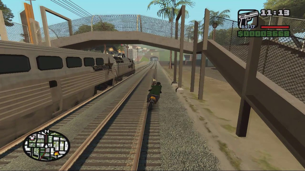 Примерно на таком уровне нужно держаться от поезда.