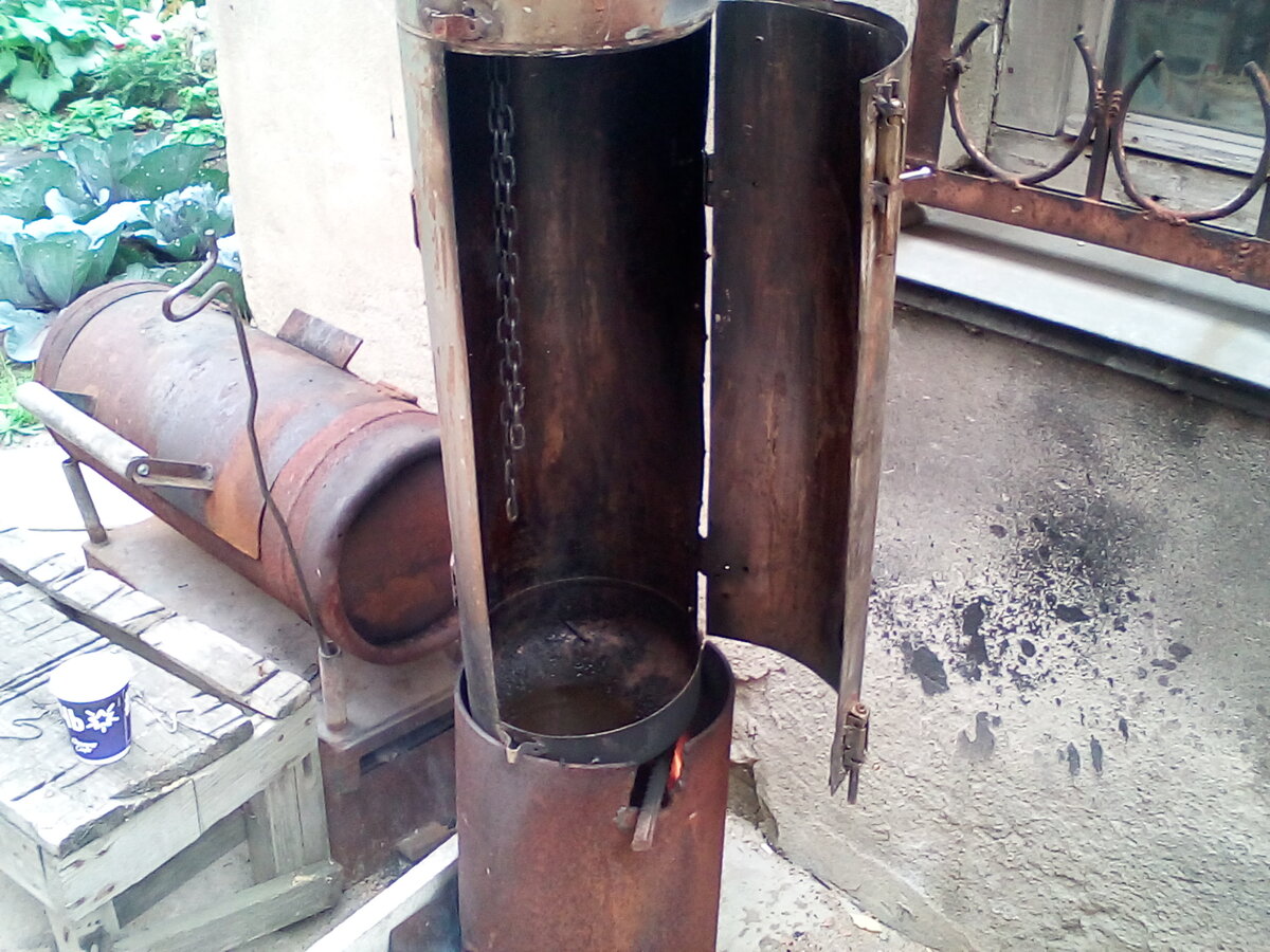  Мангал и коптильня, сделанная из сподручных средств.