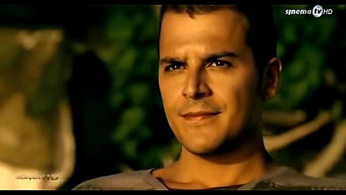 Мехмет Гюнсюр в роли Озгюра, фильм "Любовь любит случайности"