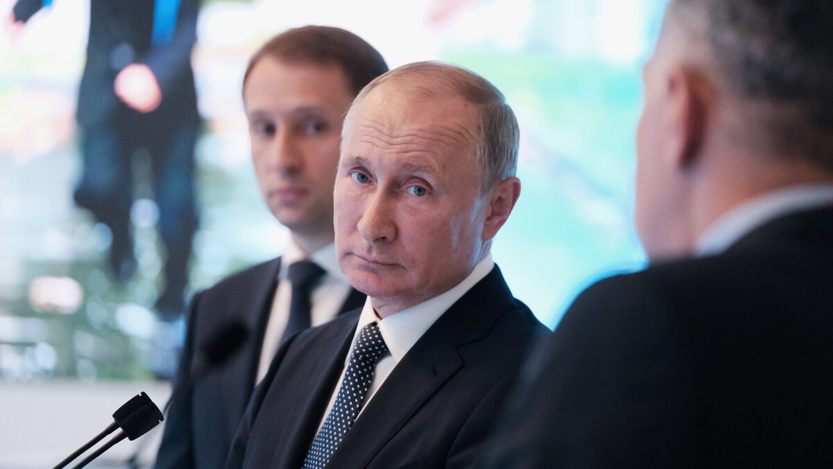 Владимир Путин и Александр Козлов на V ВЭФ 