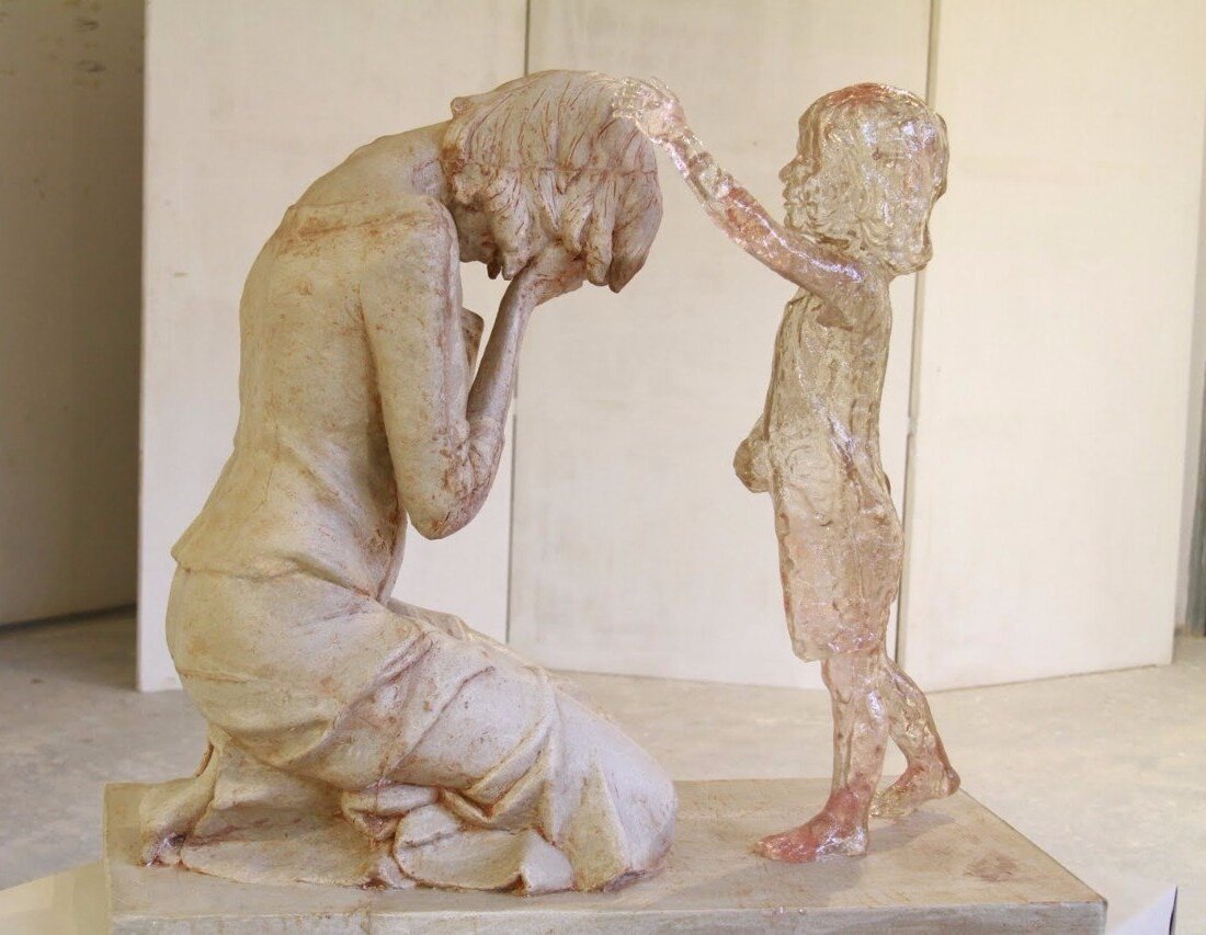 Начинающий словацкий скульптор Мартин Худачек стал автором одного из самых известных памятников нерождённым детям (макет скульптуры в творческой студии)...