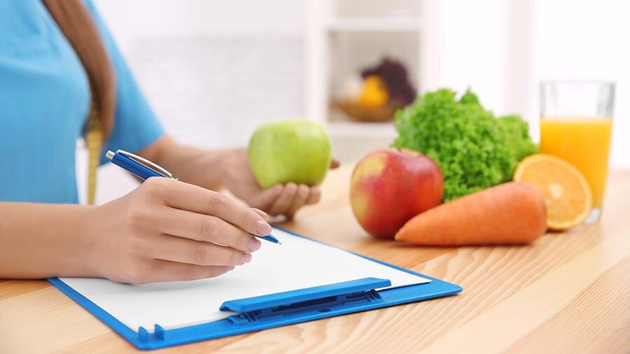 С чего стоит начать, если вы собрались заниматься своей фигурой?
Важными аспектами в процессе похудения является психологический настрой, мотивация и желание достигать цели. Вероятно, если Вы читаете эту статью, то у вас все это уже есть, осталось лишь понять, что же делать дальше. Стоит понимать, что процесс похудения начинается с построения питания.

Важно спланировать свой рацион так, чтобы в день у вас было не менее пяти приемов пищи. Для этого полезно использовать контейнеры, чтобы пищу можно было взять с собой куда угодно. Регулярное питание важный аспект в процессе похудения. Если же условия вашей жизни не позволяют полноценно принимать пищу 5 раз в день, то стоит искать малейшую возможность для перекуса. Для этих целей хорошо подойдут бананы, орешки, яблоки, также это все можно заменить белковым коктейлем. Все это необходимо для того, чтобы сократить промежутки между приемами пищи.

Естественно, что процесс похудения должен включать в себя регулярные занятия спортом. Для этого подойдут как тренировки в тренажерном зале, так и домашние тренировки. Преимуществом выбора второго варианта станет экономия времени. Домашние тренировки могут стать хорошим инструментом для похудения и формирования своего тела. Если вашей целью является похудеть, быть стройной и подтянутой, то домашние тренировки вполне могут обеспечить желаемый результат. Занятия в тренажерном зале будут полезны для тех, кто ставит для себя цель нарастить мышечную массу. Поэтому следует выбрать для себя оптимальный вид тренировок и приступить непосредственно к занятиям.

Хорошей идеей будет внести тренировки в ежедневник. Благодаря этому ваше желание пропускать тренировки уменьшится, и вы станете более дисциплинированными. Тренировки можно проводить как после работы, так и утром. Опять же, второй вариант считается даже более эффективным.

Именно эти основные шаги должны спать первыми действиями, которые вы предпримете при появлении желания сбросить вес и придать форму телу!