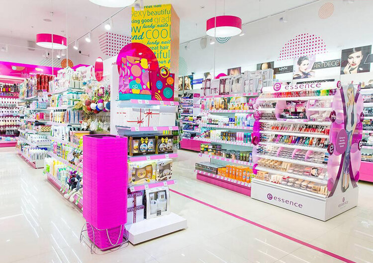 Вот такие красивые стеллажи с косметикой есть в каждом магазине"Подружка")) глаза разбегаются😂