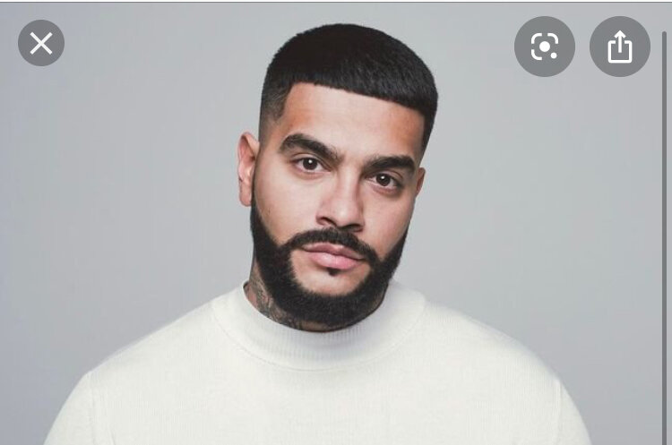 Тимати тоже знаменитый певец.