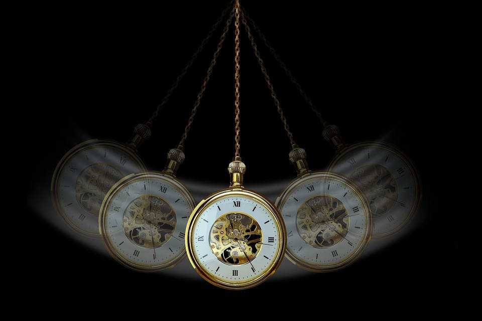 https://pixabay.com/photos/hypnosis-clock-pocket-watch-4041583/