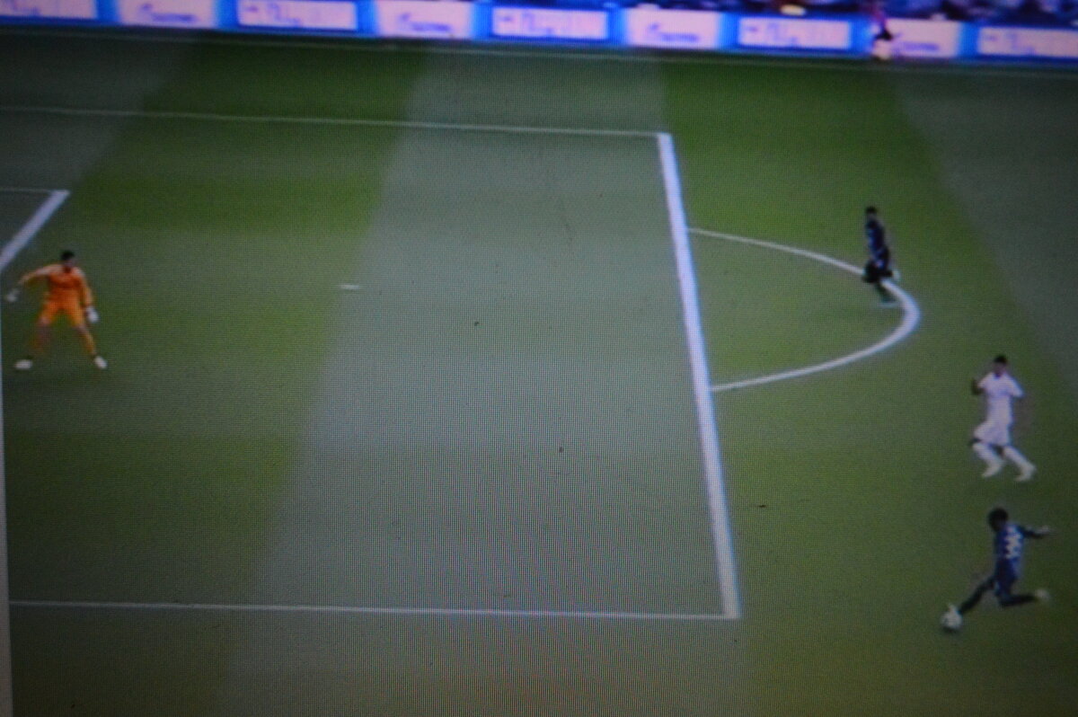 Атака  "Брюгге", словно в хоккее  -два в одного.