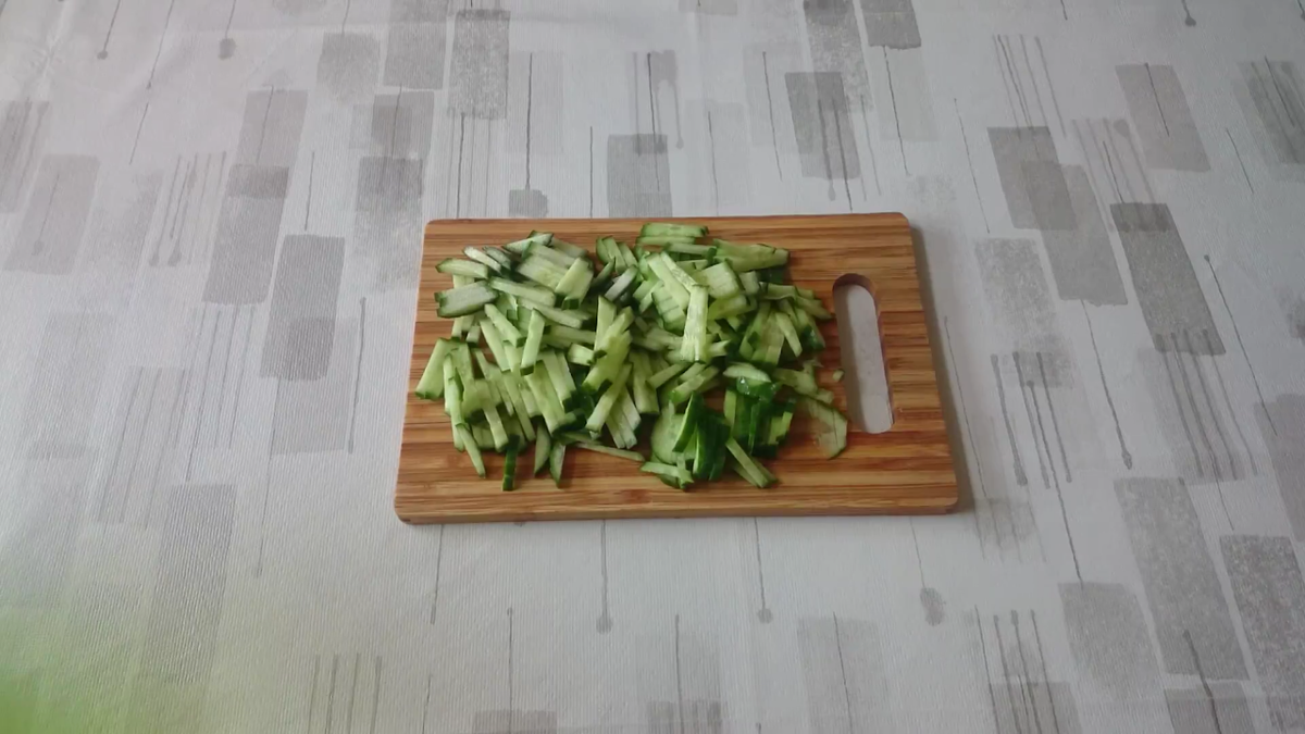 Нарезаем огурец соломкой. 