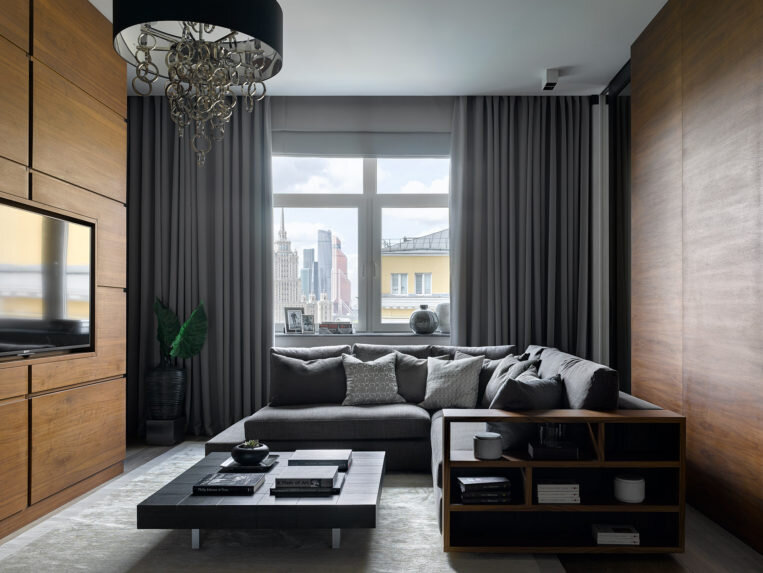 Гостиная. Диван, Valmori; все шкафы и панели по эскизам Романа Тутушкина и Ольги Бойковой, Gnoato Fratelli; ковер, Armani Casa, Dovlet House; аксессуары, MHLiving; портьеры помогала подбирать Светлана Гусейнова из Galleria Arben.