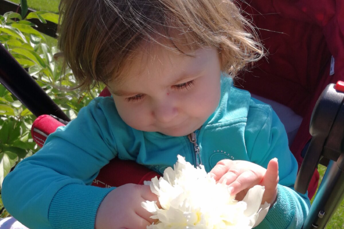 Младшая дочка  любит цветы 