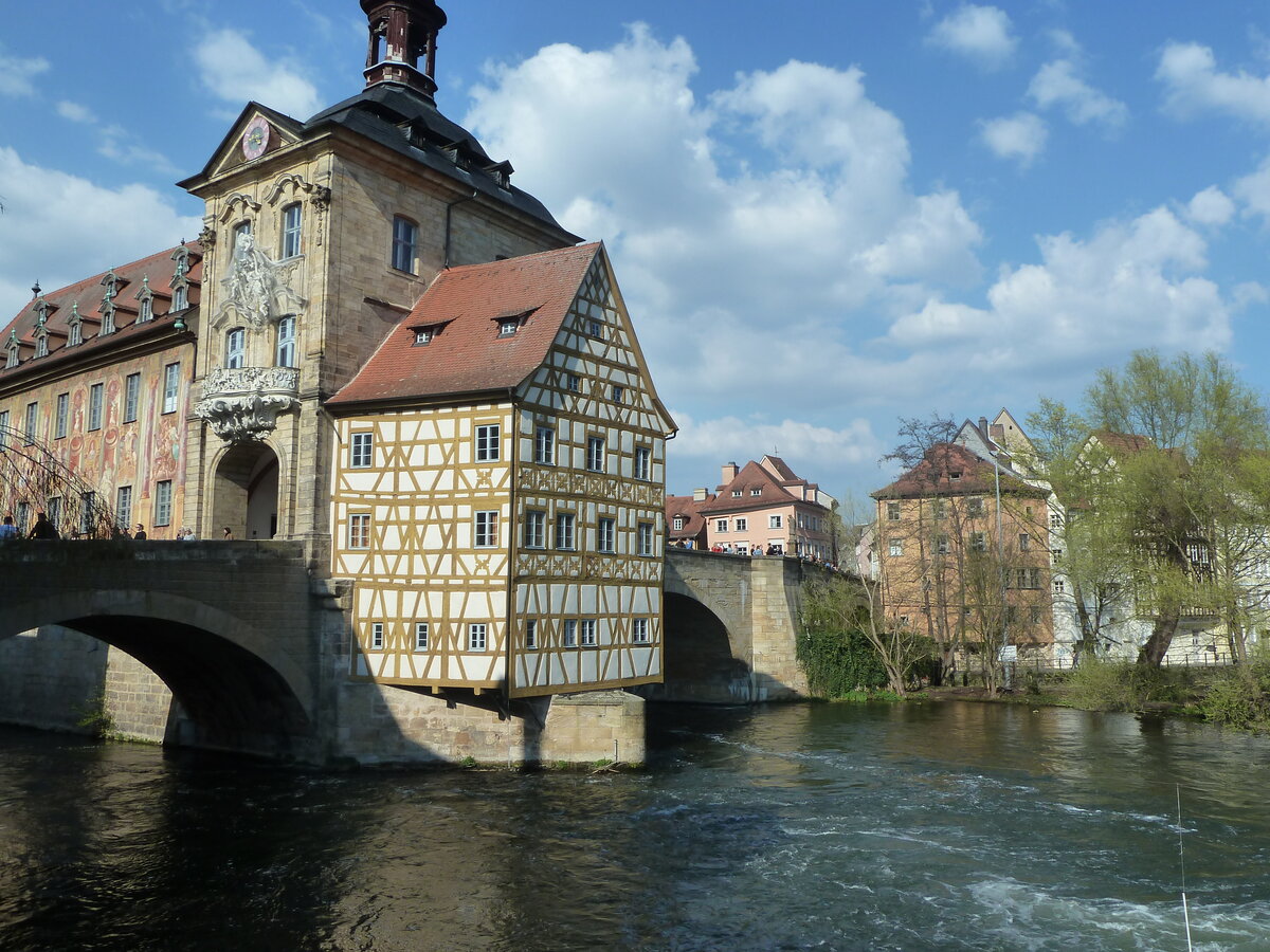 Нависающая над водой ратуша -- самый узнаваемый кадр Бамберга.