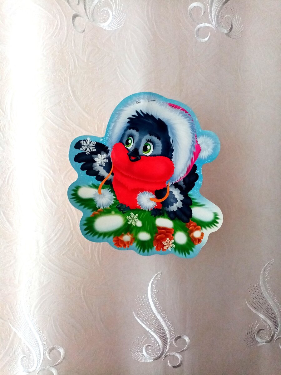 Декоративные наклейки прикрепили к шторе английской иглой.