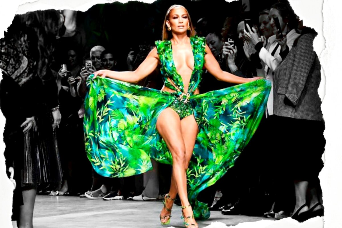 Дженнифер Лопес на показе Versace в своем культовом платье с церемонии Грэмми 2000 года. 