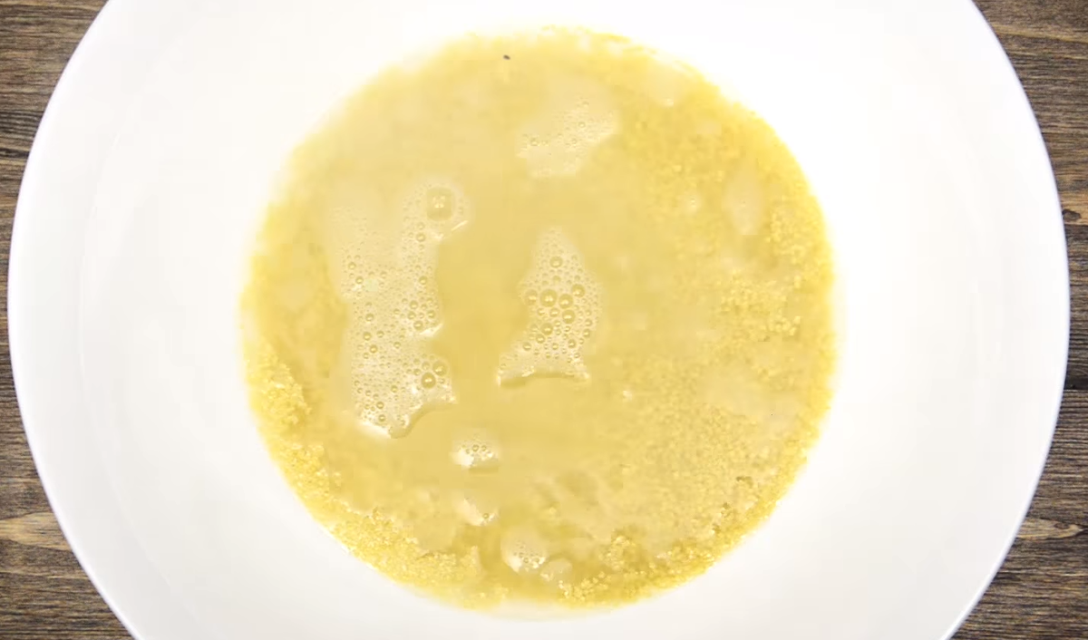 Кускус высыпать в емкость и залить водой. Пропорции 1 к 1.