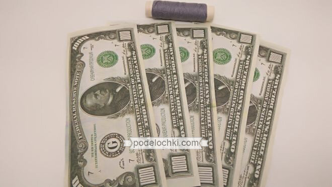 
2. Чтобы в дальнейшем получить остроконечные лепестки особой формы, сложите каждую купюру с двух сторон. Уголки загните так, чтобы они сомкнулись примерно по центру.