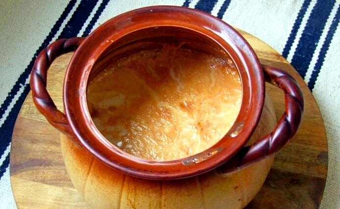 При термообработке, крупные жировые молекулы молока трансформируются в меньшие. Это помогает им лучше усваиваться организмом. Такое молоко рекомендуется употреблять в пищу людям с диабетом, а также имеющим аллергию на свежее молоко