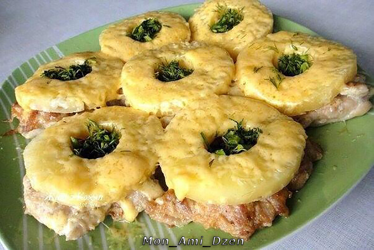 Рецепт курицы с ананасом и сыром. Отбивные с ананасом. Куриные отбивные с ананасом и сыром. Отбивная с ананасом и сыром. Отбивные с ананасом и сыром.