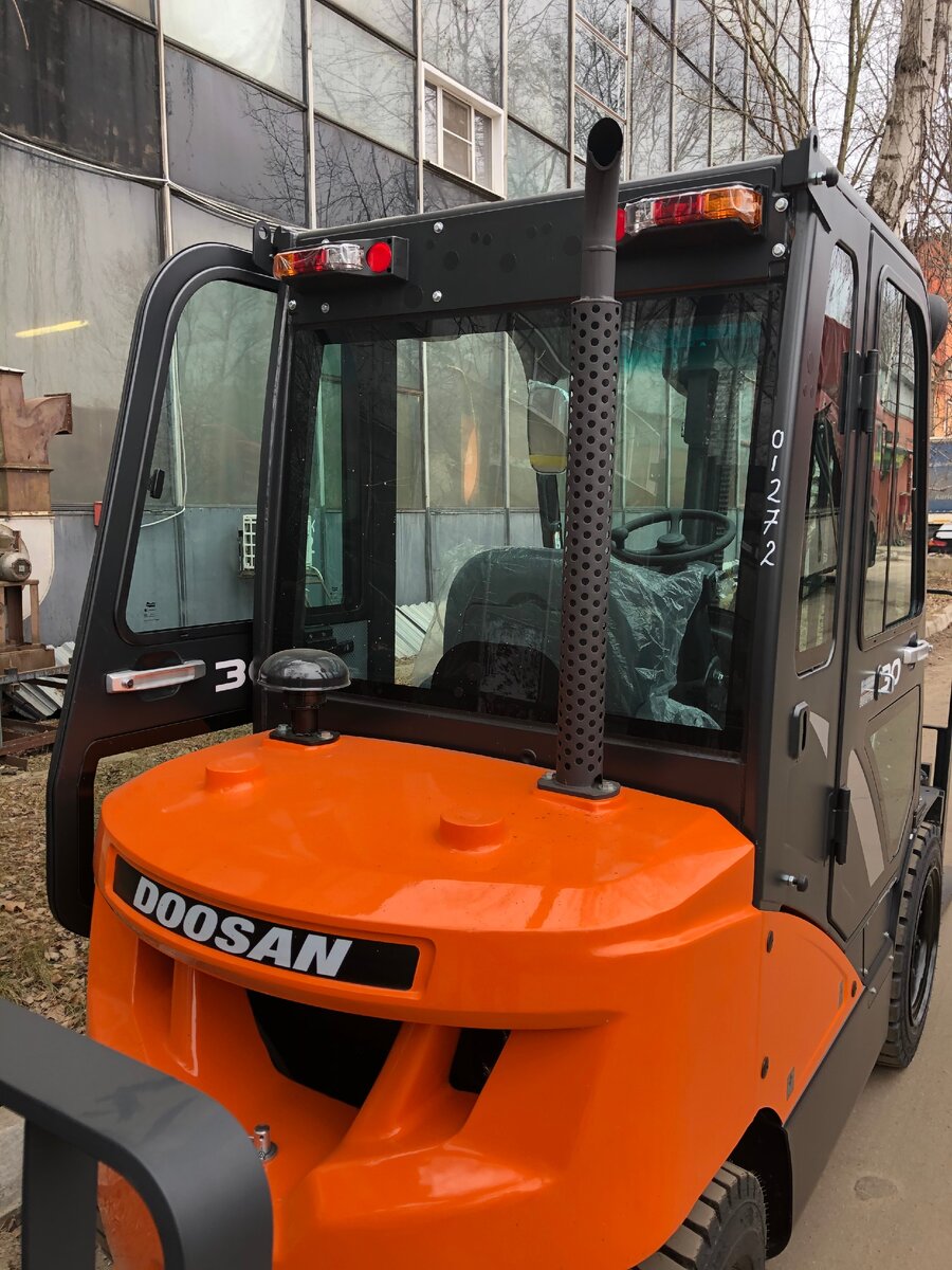 заводская кабина на вилочный дизельный погрузчик Doosan D30: вид сзади