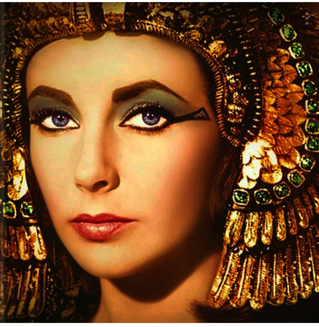 Даже царица Древнего Египта, Клеопатра, пользовалась рецептом красной помады, в состав которого входили измельчённые муравьи и жучки.