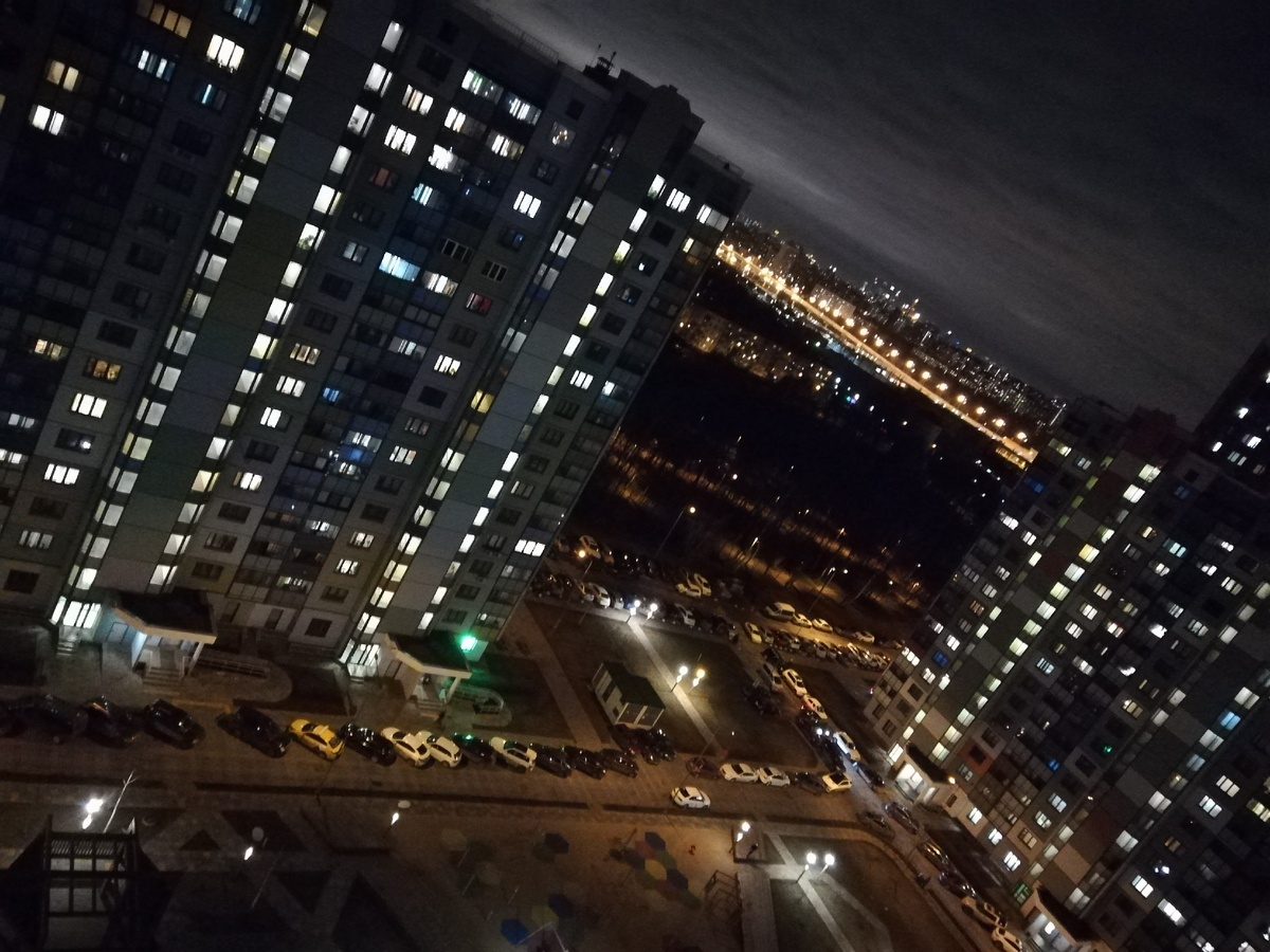 Moscow never sleeps.  У нас линейка окнами на юг и во двор.  