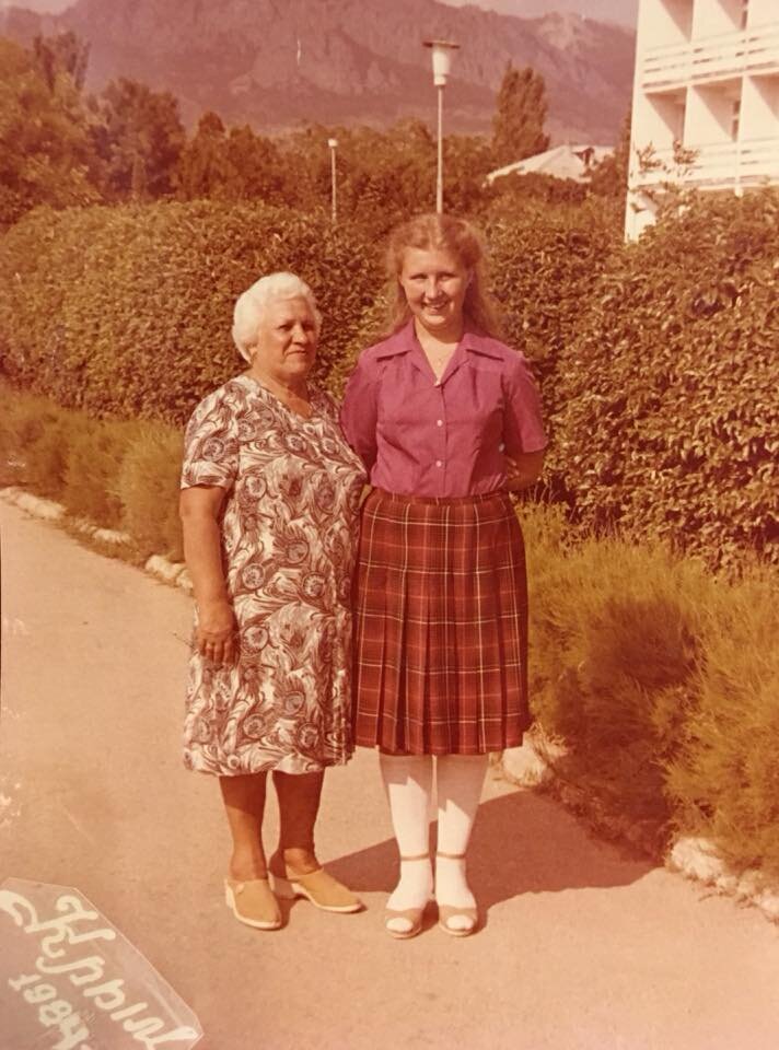 С любимой бабушкой. Тогда в Планерском - так в 1984 году назывался Коктебель - было принято раз за смену делать фото у фотографа. 