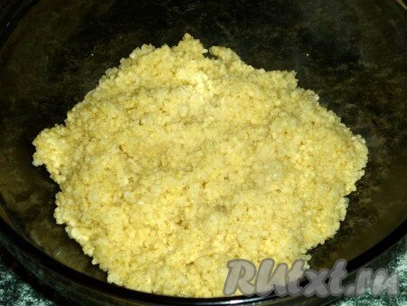 Отвариваем пшено до готовности в подсоленной воде, даём остыть.