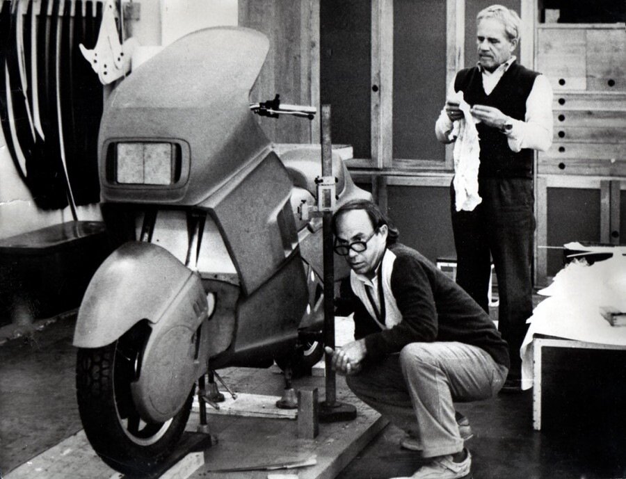 Богатырев Виктор Николаевич и Глухов Герман Яковлевич работают над макетом ИЖ-Лидер