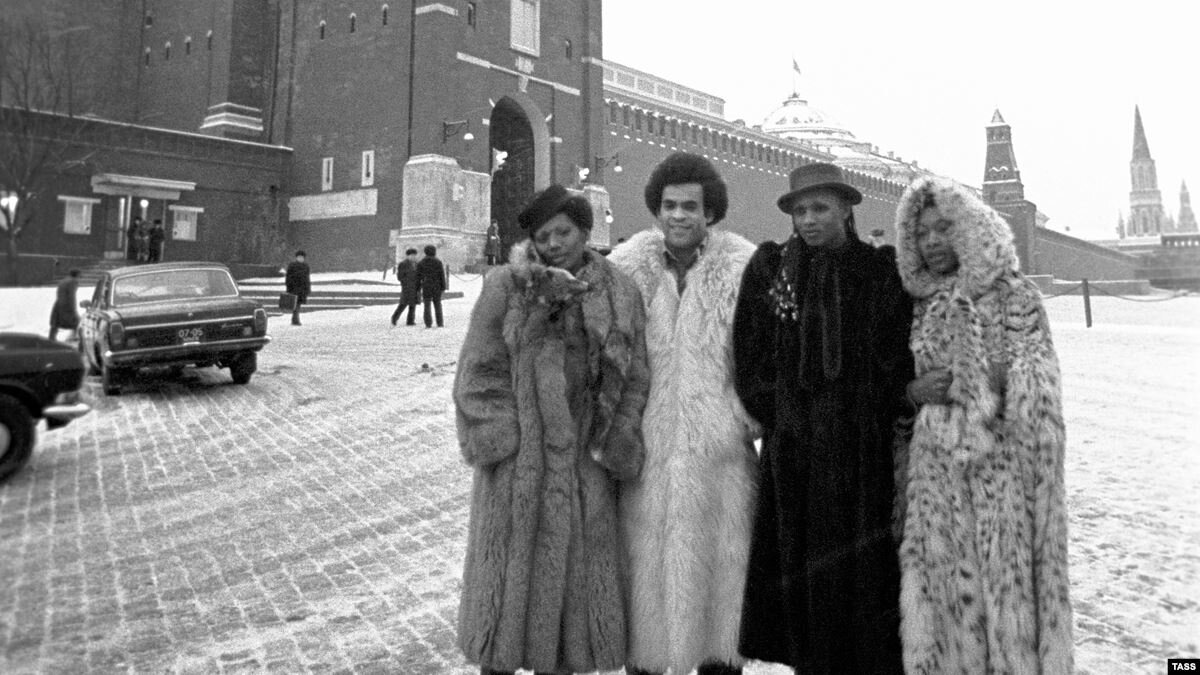 женщина в шубе на красной площади. фотосессия на красной площади зимой. Natalia oreiro в москве. девушка на красной площади.