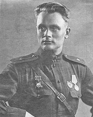Судя по погонам, это фото сделано в 1943 году, незадолго до гибели. Здесь Герману 28 лет.