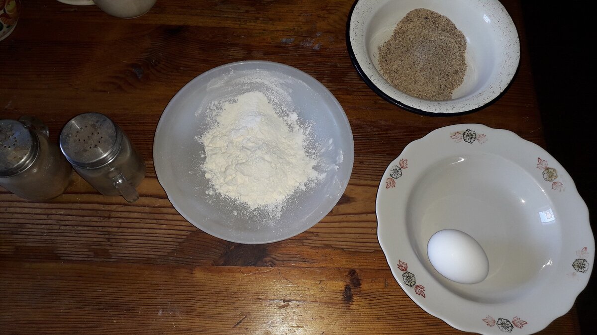 Выложил на столе тарелки с мукой, панировкой и яйцом