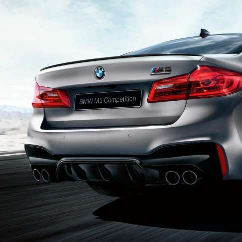 Непревзойденная динамика BMW M5 Competition отражается в сильном характере дизайна - от двойной решетки радиатора до четырех выхлопных патрубков.