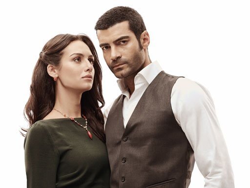 Сюжет:Это история двух непохожих словно небо и земля сестер – Хаввы и Топрак, которые по воле судьбы становятся участниками любовного треугольника. По сюжету Топрак только что пережила смерть своего ребенка. А Хавва пытается найти свое место в жизни. Они такие разные: одна - полна грусти и отчаяния, хочет покончить жизнь самоубийством, вторая – гордая и свободолюбивая девушка, которая всегда добивается своих целей. В их жизни появляется Юсуф, который только что стал вдовцом и остался один со своим новорожденным сыном. Никто из них не знает, что вскоре им предстоят тяжкие испытания судьбы.(источник 1plus1tv)