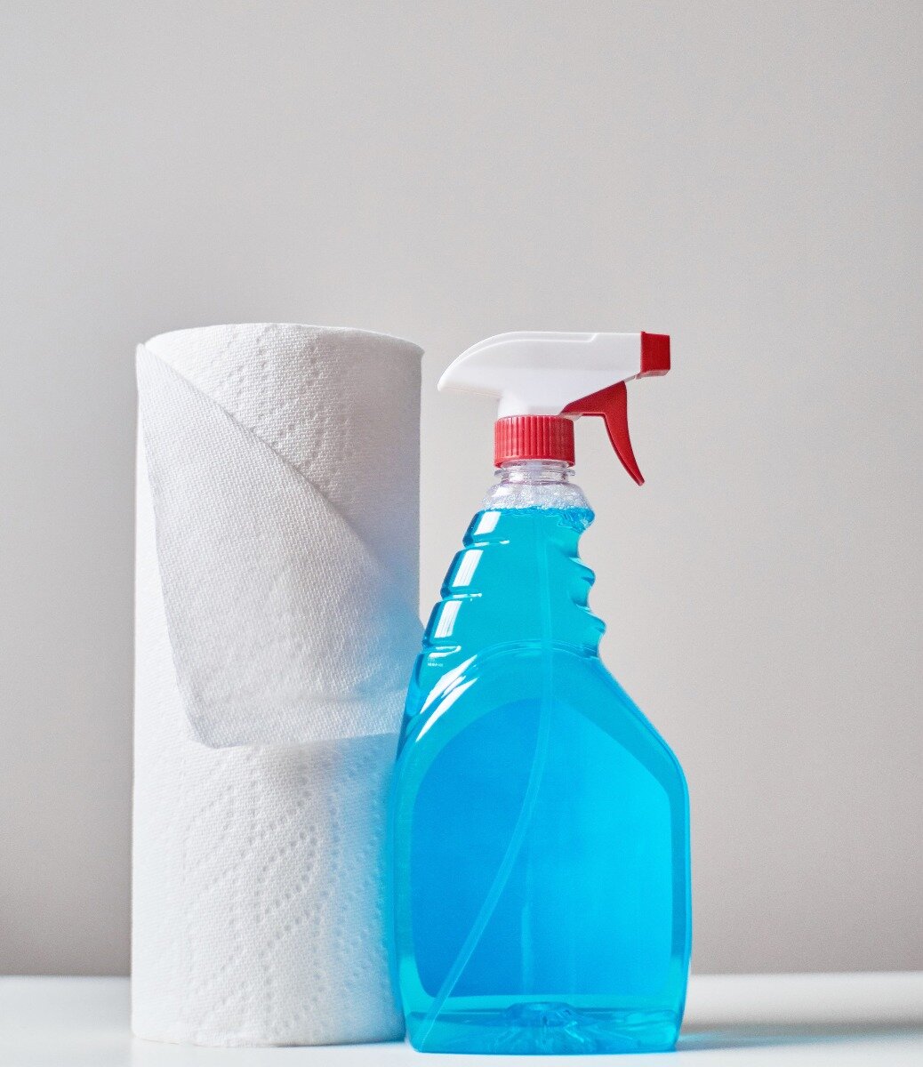 Почему это важно? Большинство микроорганизмов не являются опасными для человеческого здоровья. Однако многие из них способны вызывать болезни. Они встречаются в почве, воде и организмах животных и человека и передаются через контакт рук, разделочные доски, хозяйственные тряпки (именно поэтому одноразовые бумажные полотенца гораздо более гигиеничны). Они могут попасть в продукты через простое прикосновение и вызвать заболевание пищевого происхождения.