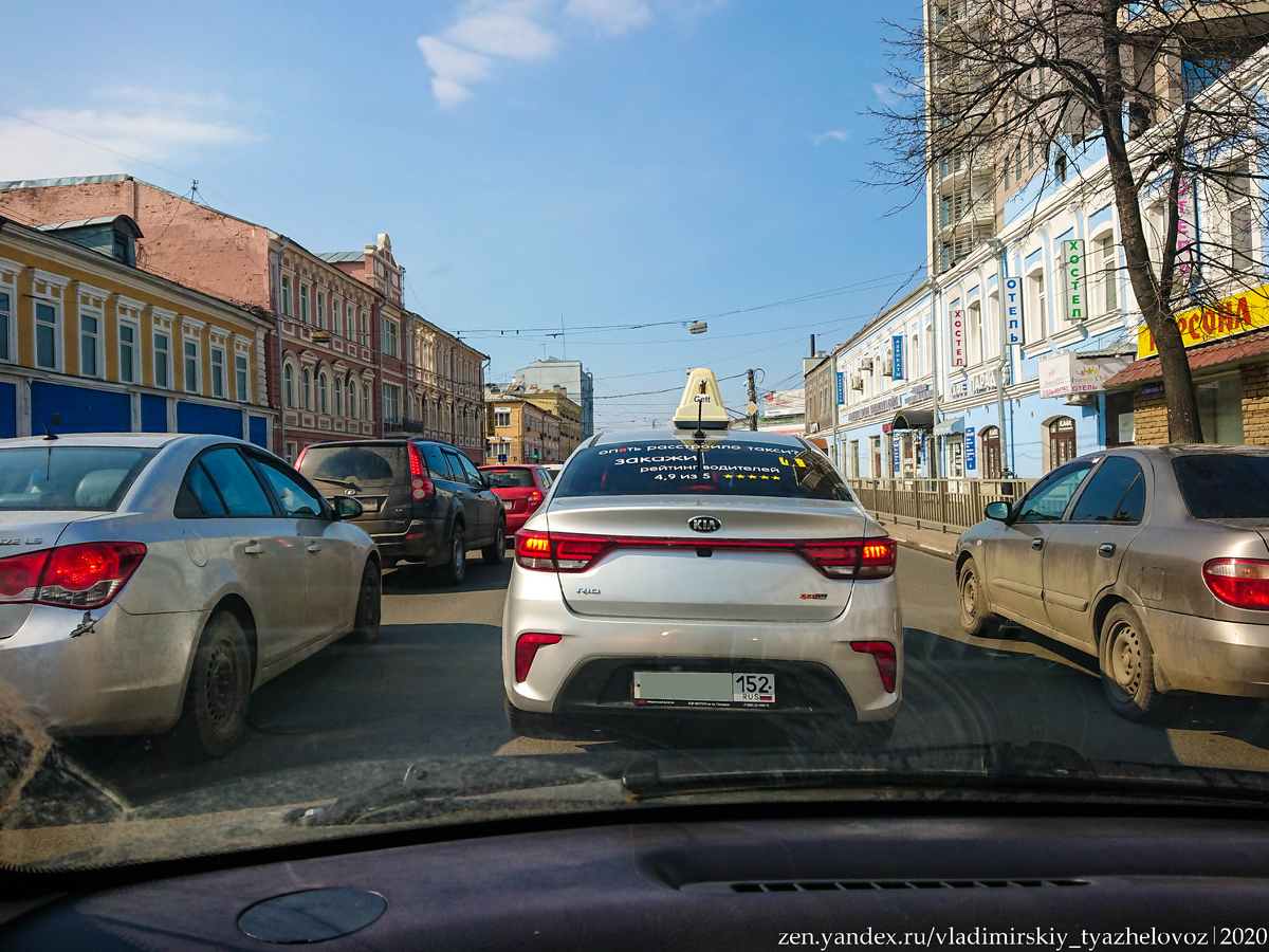 Несмотря на самоизоляцию, машин на улице в выходные все равно полно