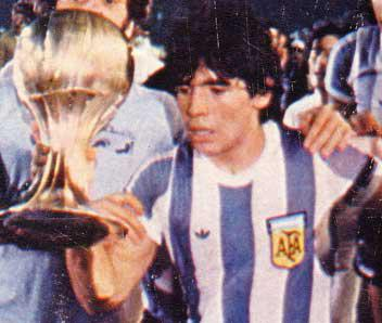 Марадона с "Золотым мячом" ЧМ среди молодежных команд 1979 года.