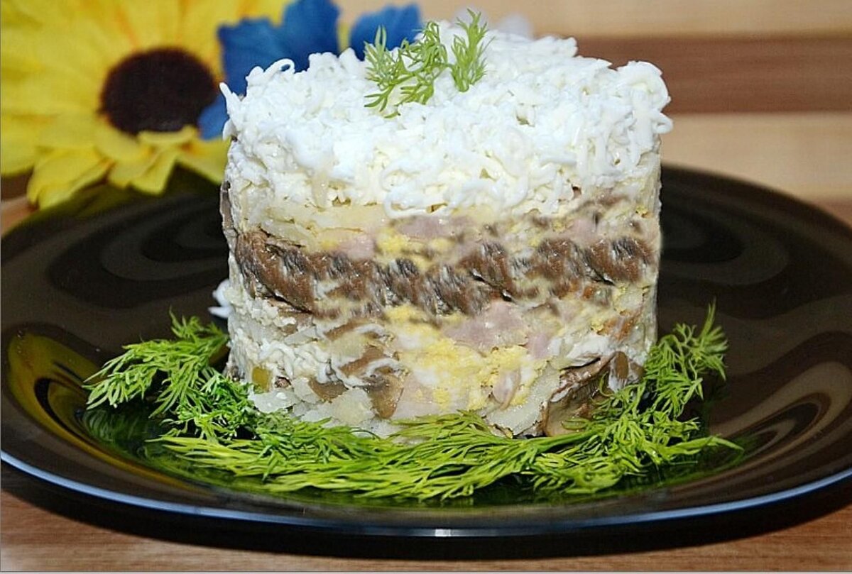 Салат с копченой курицей и маринованными шампиньонами