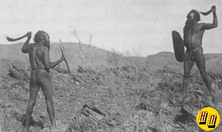 Дуэль между двумя Австралийскими аборигенами. Кадр постановочный, т.к. для метания бумеранга расстояние должно быть гораздо больше.