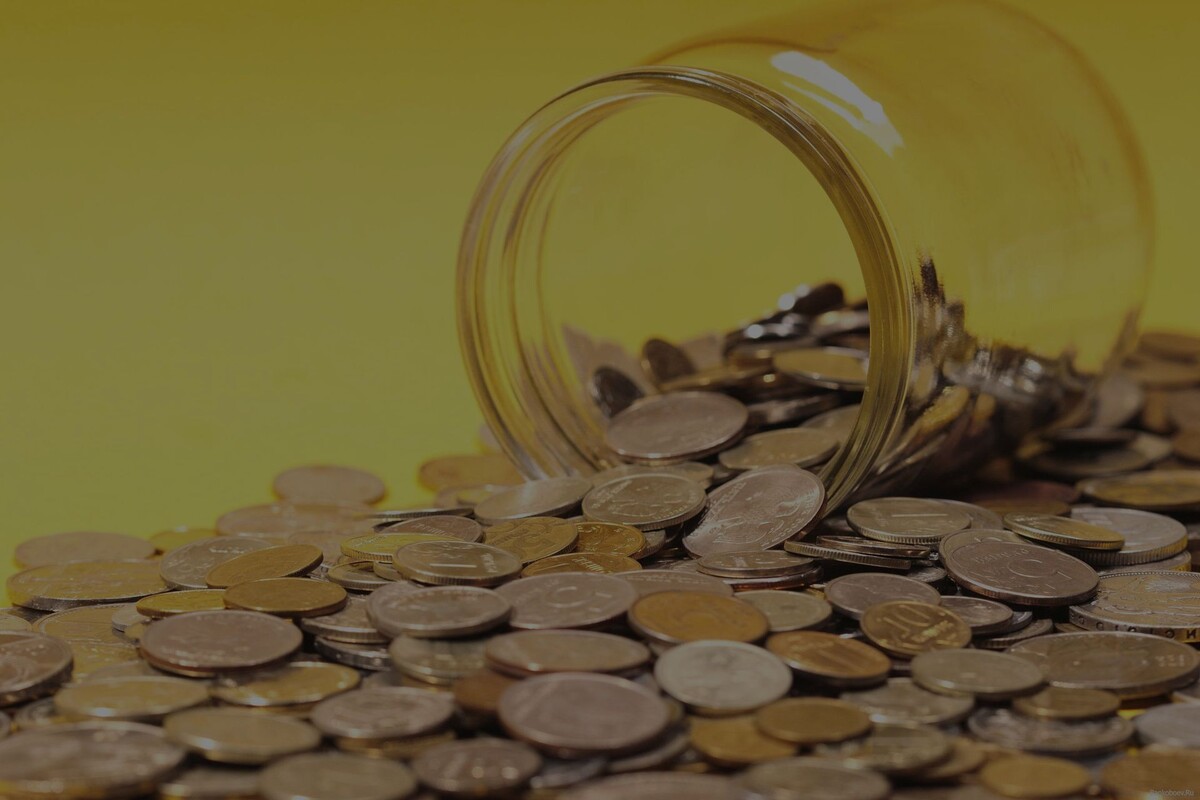 Многие уже начали опустошать свои банки. Фото glavportal.com.