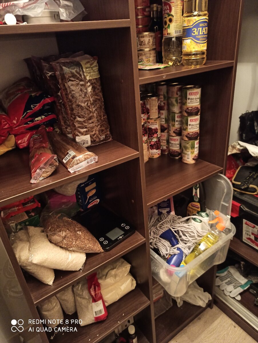 Запасается, как бурундуки