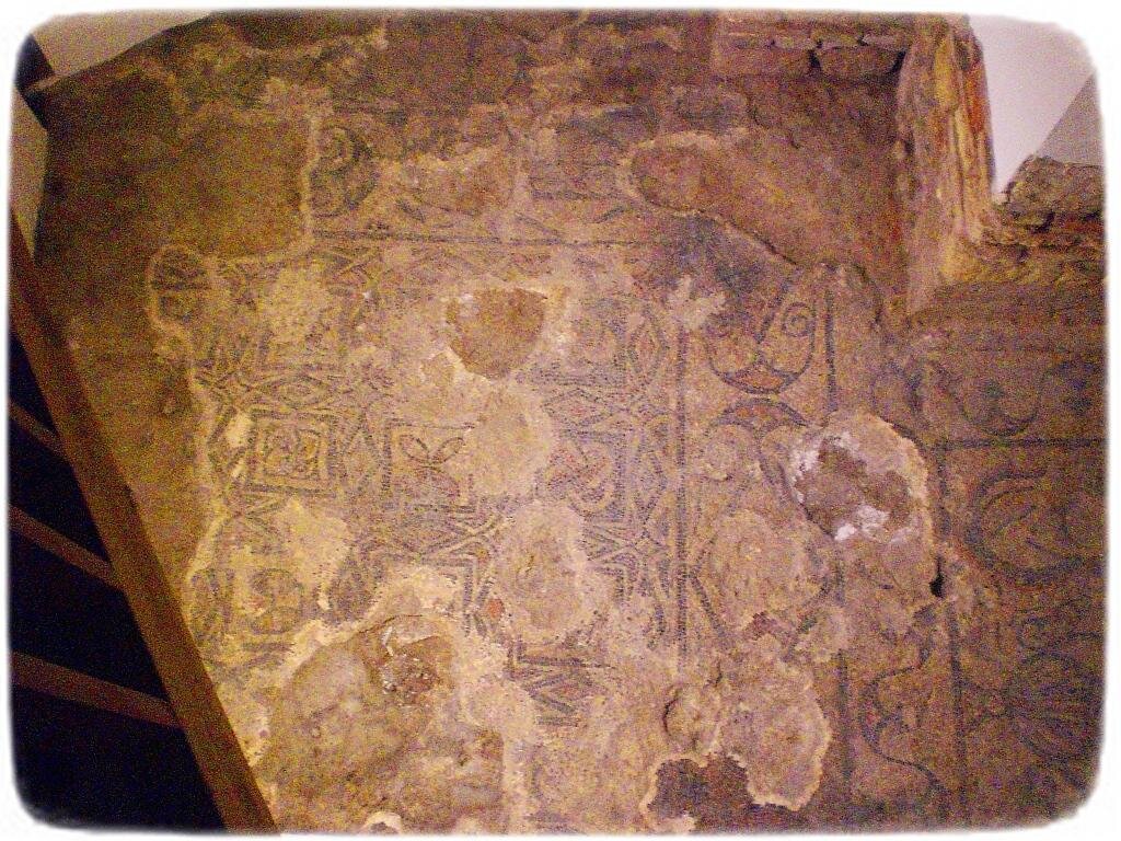 Мозаичные полы, оставшиеся от предыдущей церкви, стоявшей на этом месте.