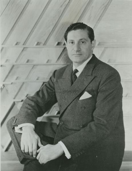 Эдгар Кауфманн -старший в своём рабочем кабинете в универмаге Kaufmann's Department Store в Питтсбурге, 1937. 