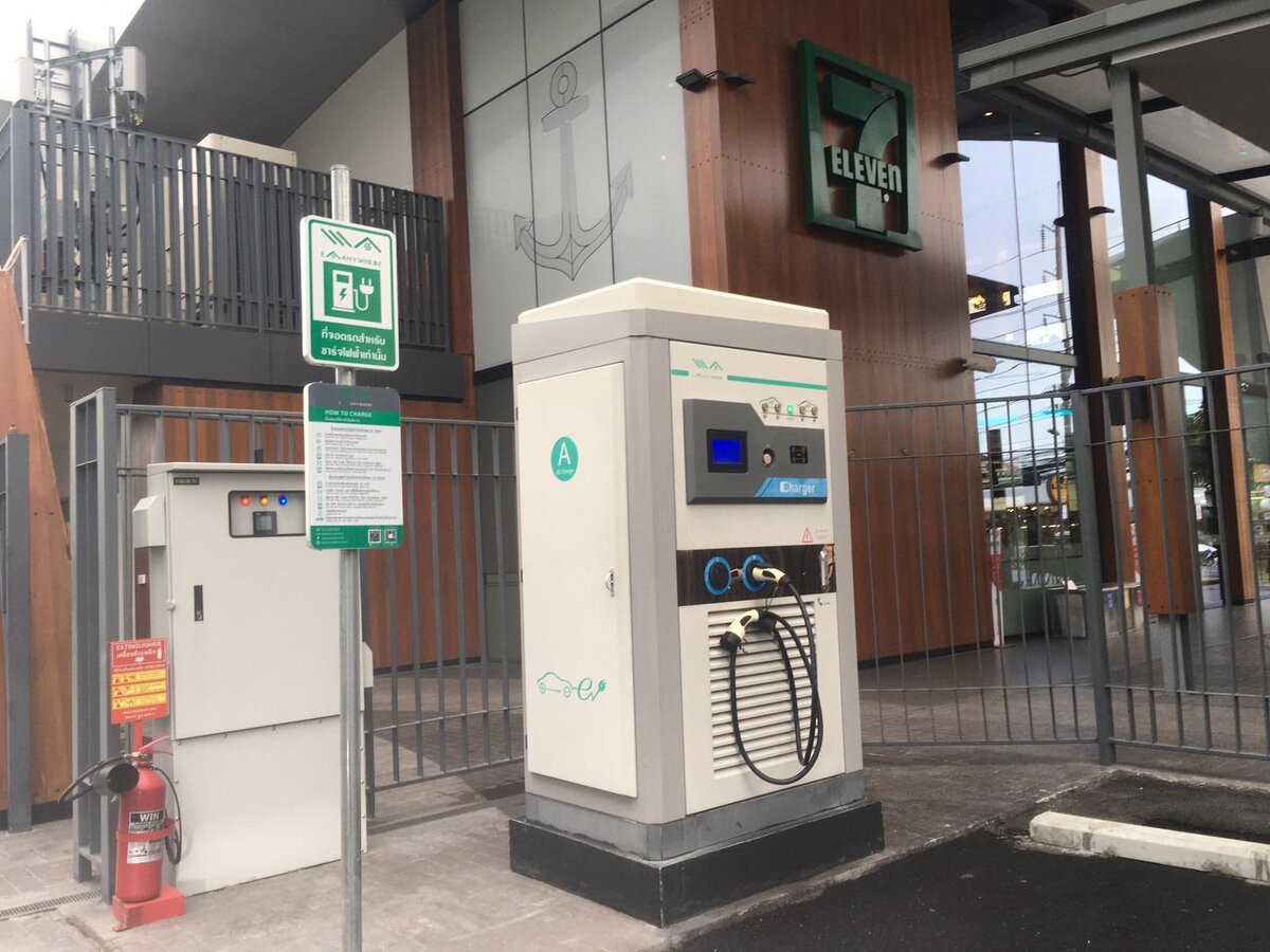 Специально для своих читателей сходил и сфотографировал уникальный 7-Элевен в Паттайе. Фотографии внутри и снаружи. Имеется парковка и зарядка для электрокаров-3