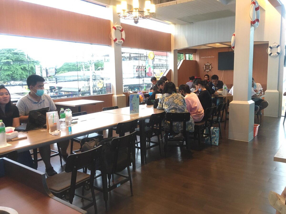 Специально для своих читателей сходил и сфотографировал уникальный 7-Элевен в Паттайе. Фотографии внутри и снаружи. Имеется парковка и зарядка для электрокаров-5