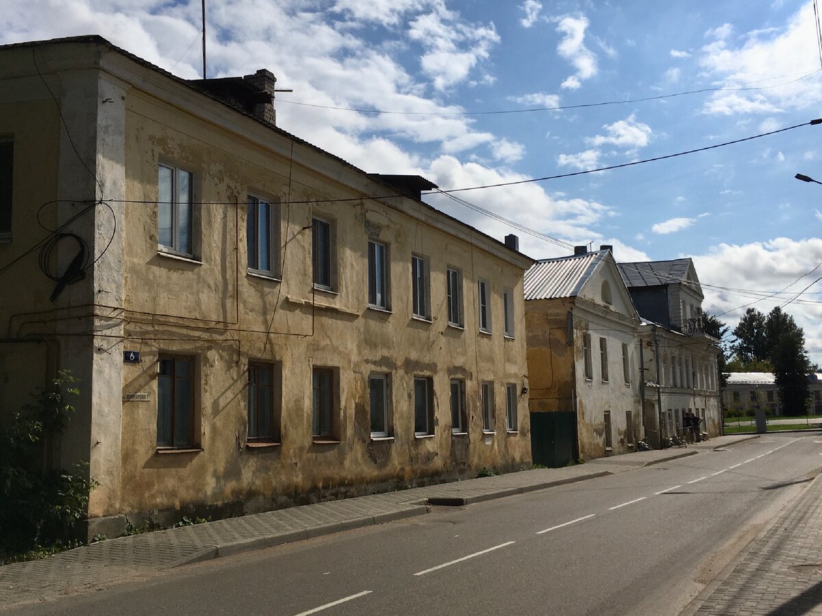 Облупленные домики Торжка 
